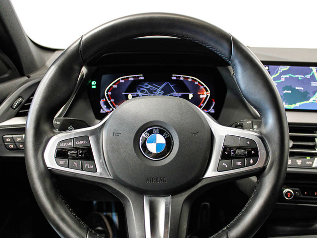 BMW Serie 1 118d color Gris. Año 2024. 110KW(150CV). Diésel. En concesionario Barcelona Premium -- GRAN VIA de Barcelona