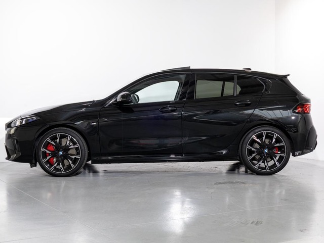 BMW Serie 1 120d color Negro. Año 2025. 120KW(163CV). Diésel. En concesionario Oliva Motor Girona de Girona