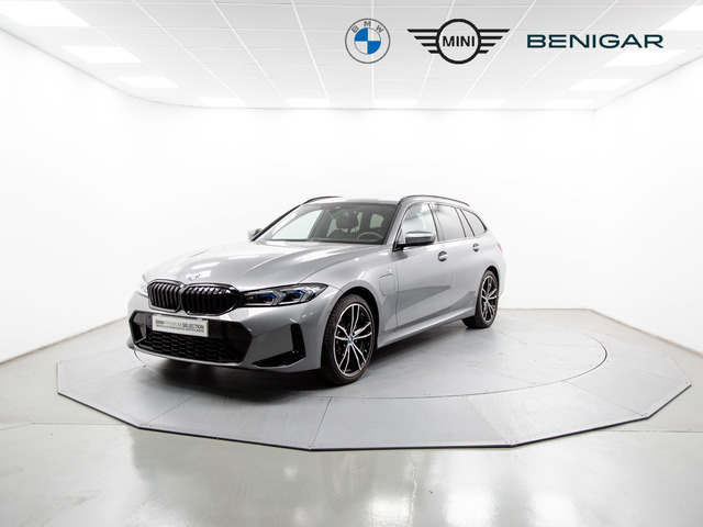 BMW Serie 3 330e Touring color Gris. Año 2024. 215KW(292CV). Híbrido Electro/Gasolina. En concesionario Móvil Begar Alicante de Alicante
