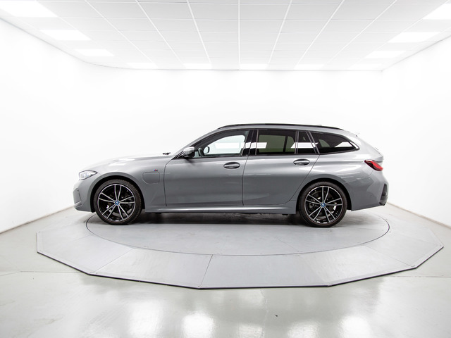 BMW Serie 3 330e Touring color Gris. Año 2024. 215KW(292CV). Híbrido Electro/Gasolina. En concesionario Móvil Begar Alicante de Alicante