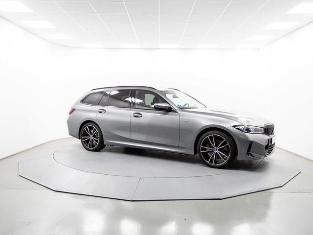 BMW Serie 3 330e Touring color Gris. Año 2024. 215KW(292CV). Híbrido Electro/Gasolina. En concesionario Móvil Begar Alicante de Alicante