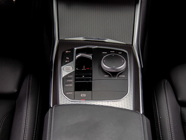 BMW Serie 3 330e Touring color Gris. Año 2024. 215KW(292CV). Híbrido Electro/Gasolina. En concesionario Móvil Begar Alicante de Alicante