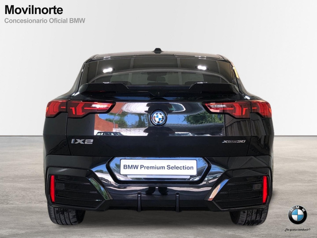 BMW iX2 xDrive30 color Negro. Año 2024. 230KW(313CV). Eléctrico. En concesionario Movilnorte El Plantio de Madrid