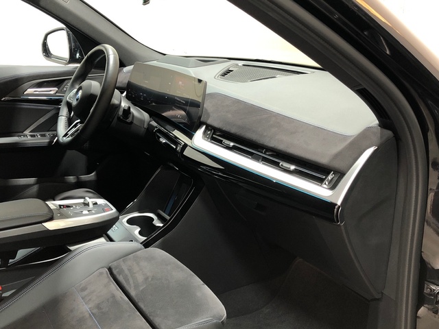 BMW iX2 xDrive30 color Negro. Año 2024. 230KW(313CV). Eléctrico. En concesionario Movilnorte El Plantio de Madrid