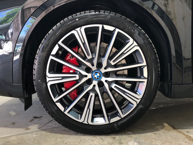 BMW iX2 xDrive30 color Negro. Año 2024. 230KW(313CV). Eléctrico. En concesionario Movilnorte El Plantio de Madrid