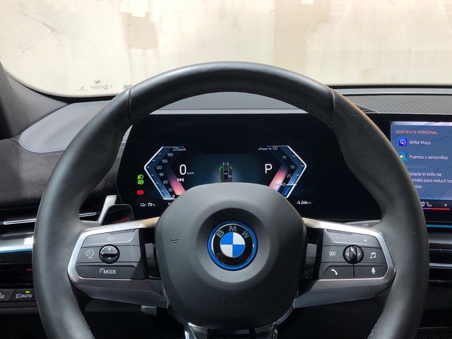 BMW iX2 xDrive30 color Negro. Año 2024. 230KW(313CV). Eléctrico. En concesionario Movilnorte El Plantio de Madrid