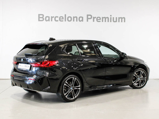 BMW Serie 1 118i color Negro. Año 2024. 103KW(140CV). Gasolina. En concesionario Barcelona Premium -- GRAN VIA de Barcelona
