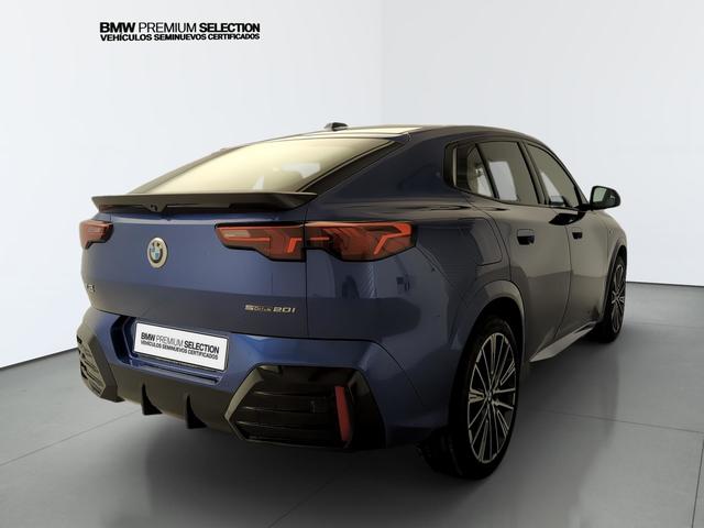 BMW X2 sDrive20i color Azul. Año 2024. 125KW(170CV). Gasolina. En concesionario Automotor Premium Velázquez - Málaga de Málaga