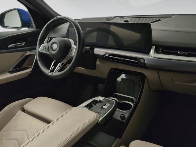 BMW X2 sDrive20i color Azul. Año 2024. 125KW(170CV). Gasolina. En concesionario Automotor Premium Velázquez - Málaga de Málaga