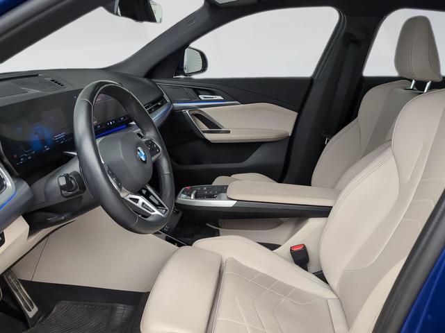 BMW X2 sDrive20i color Azul. Año 2024. 125KW(170CV). Gasolina. En concesionario Automotor Premium Velázquez - Málaga de Málaga