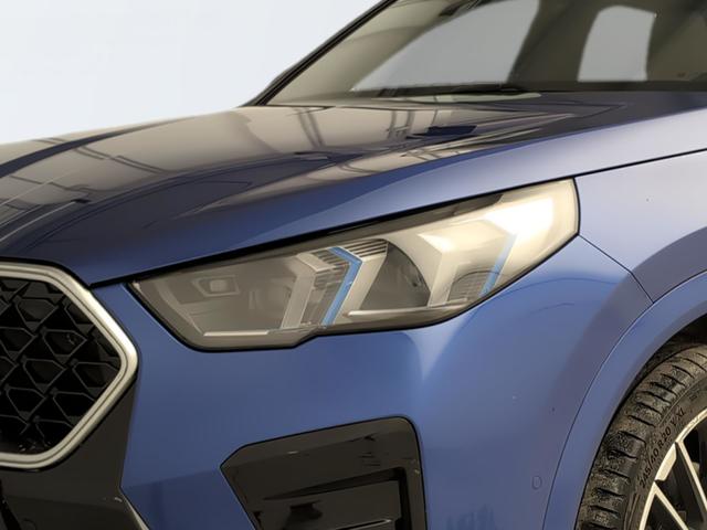 BMW X2 sDrive20i color Azul. Año 2024. 125KW(170CV). Gasolina. En concesionario Automotor Premium Velázquez - Málaga de Málaga