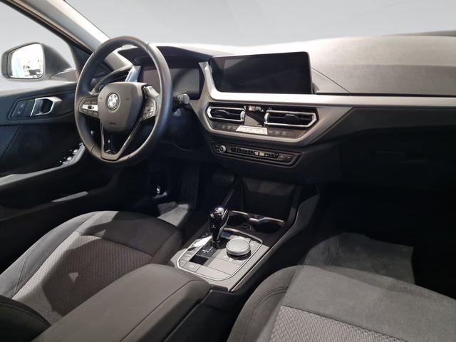 BMW Serie 1 118i color Blanco. Año 2024. 103KW(140CV). Gasolina. En concesionario Automotor Premium Viso - Málaga de Málaga