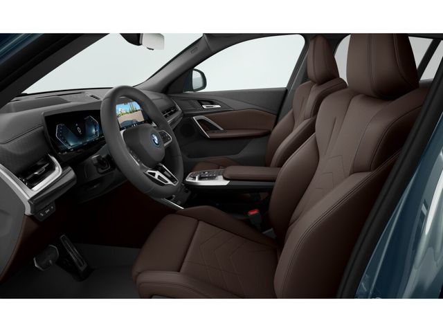 BMW iX2 eDrive20 color Verde. Año 2024. 150KW(204CV). Eléctrico. En concesionario Motri Motor Jaén de Jaén