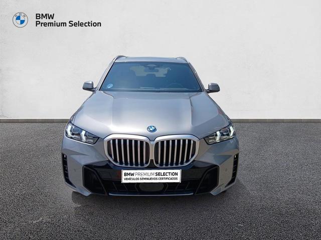 BMW X5 xDrive50e color Gris. Año 2025. 360KW(489CV). Híbrido Electro/Gasolina. En concesionario Mandel Motor Badajoz de Badajoz