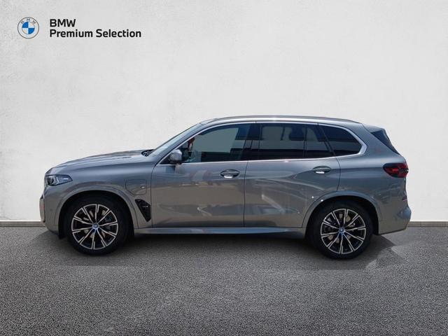BMW X5 xDrive50e color Gris. Año 2025. 360KW(489CV). Híbrido Electro/Gasolina. En concesionario Mandel Motor Badajoz de Badajoz