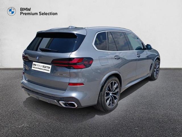 BMW X5 xDrive50e color Gris. Año 2025. 360KW(489CV). Híbrido Electro/Gasolina. En concesionario Mandel Motor Badajoz de Badajoz