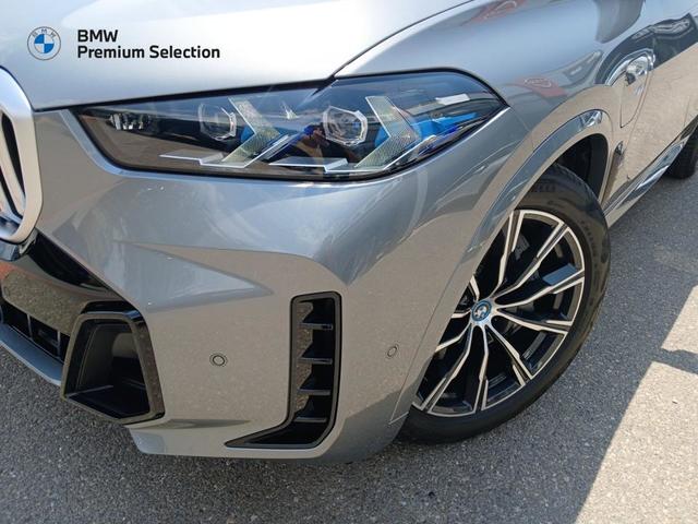 BMW X5 xDrive50e color Gris. Año 2025. 360KW(489CV). Híbrido Electro/Gasolina. En concesionario Mandel Motor Badajoz de Badajoz