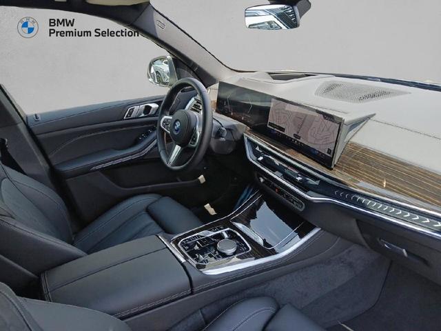 BMW X5 xDrive50e color Gris. Año 2025. 360KW(489CV). Híbrido Electro/Gasolina. En concesionario Mandel Motor Badajoz de Badajoz