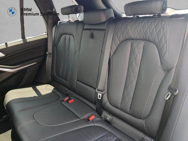 BMW X5 xDrive50e color Gris. Año 2025. 360KW(489CV). Híbrido Electro/Gasolina. En concesionario Mandel Motor Badajoz de Badajoz