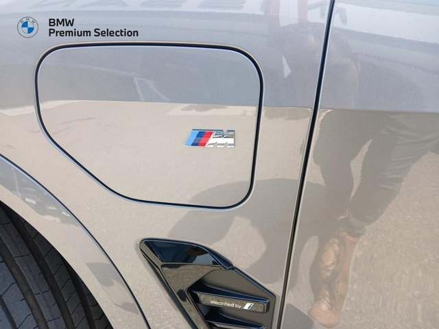 BMW X5 xDrive50e color Gris. Año 2025. 360KW(489CV). Híbrido Electro/Gasolina. En concesionario Mandel Motor Badajoz de Badajoz
