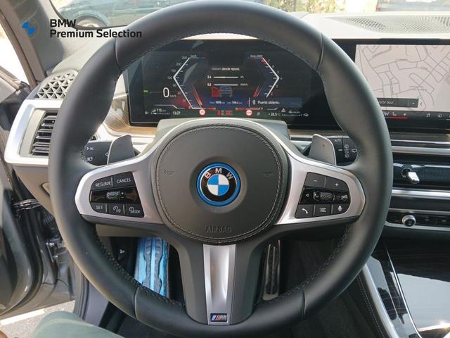 BMW X5 xDrive50e color Gris. Año 2025. 360KW(489CV). Híbrido Electro/Gasolina. En concesionario Mandel Motor Badajoz de Badajoz