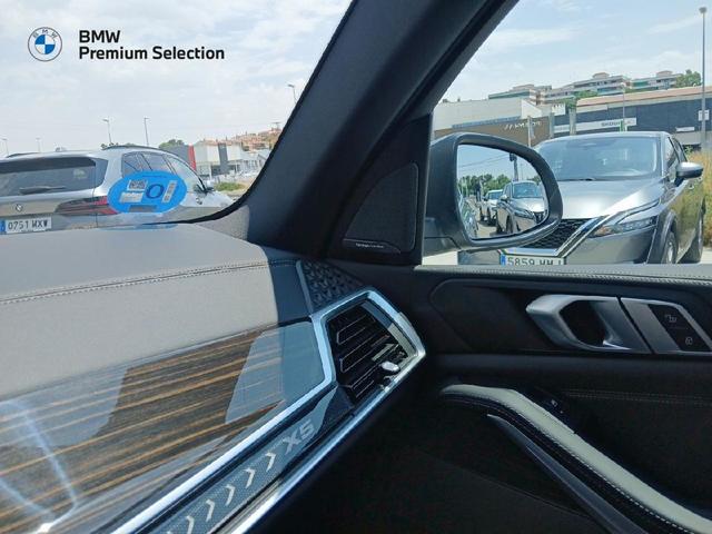 BMW X5 xDrive50e color Gris. Año 2025. 360KW(489CV). Híbrido Electro/Gasolina. En concesionario Mandel Motor Badajoz de Badajoz