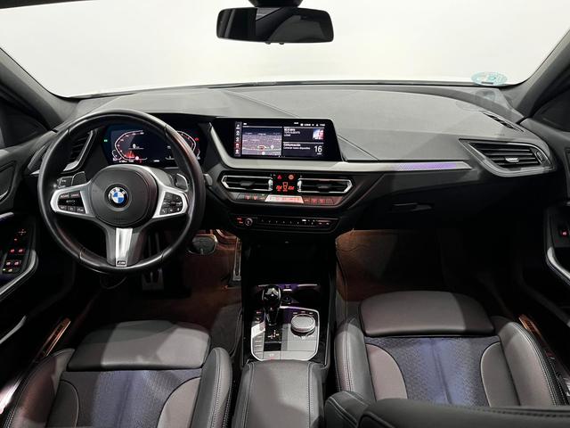 BMW Serie 1 118d color Blanco. Año 2023. 110KW(150CV). Diésel. En concesionario Unicars Ponent de Lleida