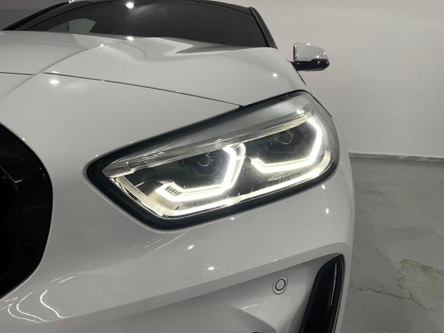 BMW Serie 1 118d color Blanco. Año 2023. 110KW(150CV). Diésel. En concesionario Unicars Ponent de Lleida