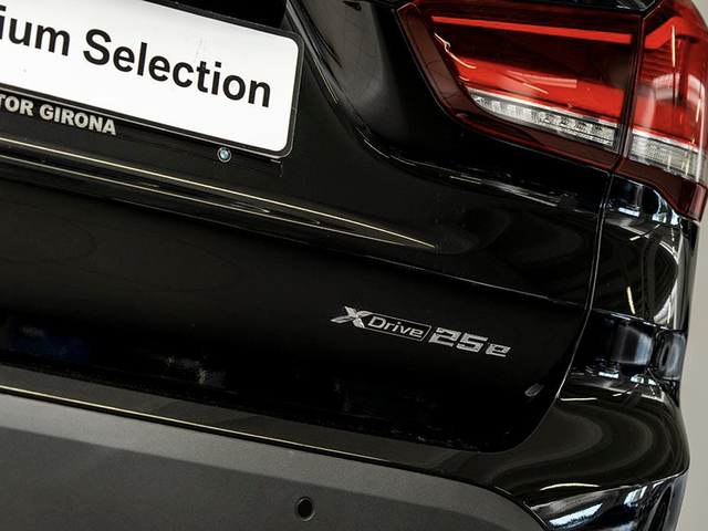 BMW X1 xDrive25e color Negro. Año 2021. 162KW(220CV). Híbrido Electro/Gasolina. En concesionario Oliva Motor Girona de Girona