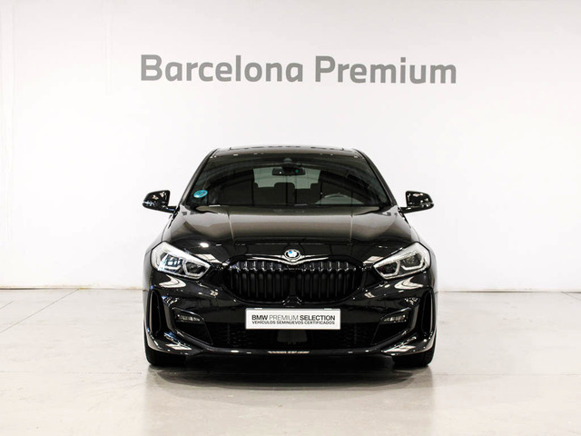 BMW Serie 1 118i color Negro. Año 2024. 103KW(140CV). Gasolina. En concesionario Barcelona Premium -- GRAN VIA de Barcelona