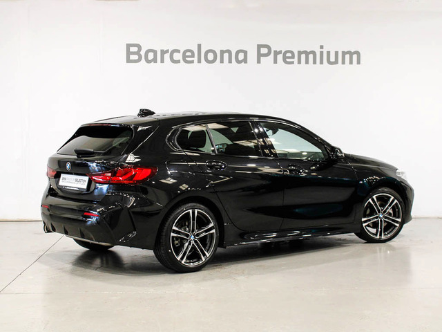 BMW Serie 1 118i color Negro. Año 2024. 103KW(140CV). Gasolina. En concesionario Barcelona Premium -- GRAN VIA de Barcelona