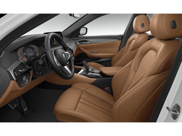 BMW Serie 5 520d Touring color Blanco. Año 2024. 140KW(190CV). Diésel. En concesionario Movilnorte El Carralero de Madrid