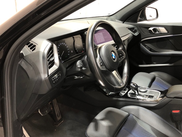 BMW Serie 1 116d color Negro. Año 2021. 85KW(116CV). Diésel. En concesionario Movilnorte Las Rozas de Madrid