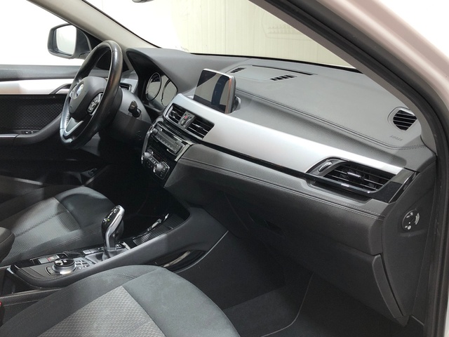 BMW X2 sDrive18i color Blanco. Año 2019. 103KW(140CV). Gasolina. En concesionario Movilnorte El Carralero de Madrid