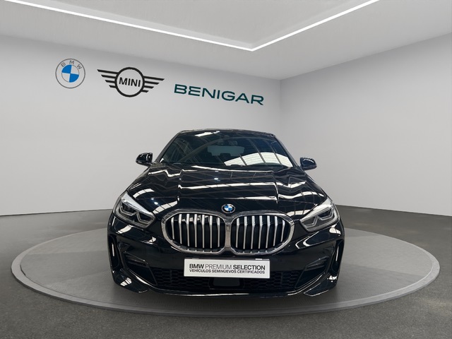 BMW Serie 1 118i color Negro. Año 2021. 103KW(140CV). Gasolina. En concesionario GANDIA Automoviles Fersan, S.A. de Valencia