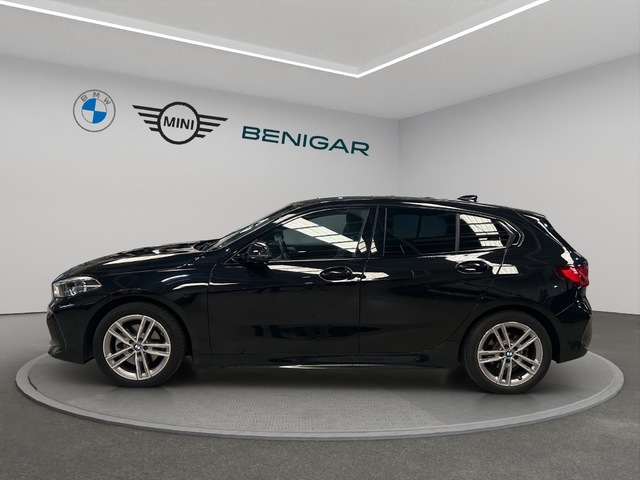 BMW Serie 1 118i color Negro. Año 2021. 103KW(140CV). Gasolina. En concesionario GANDIA Automoviles Fersan, S.A. de Valencia
