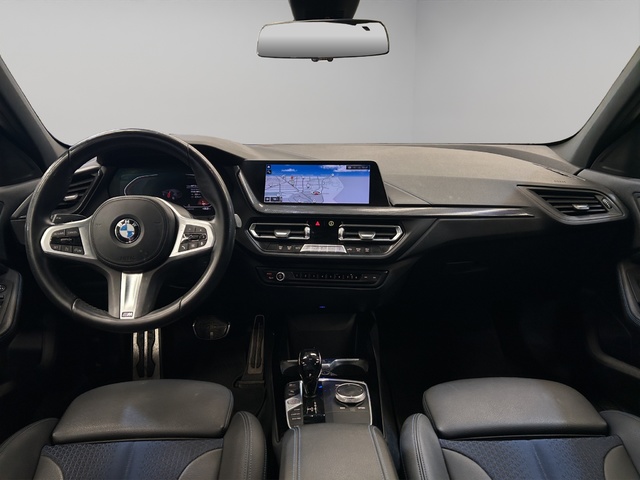 BMW Serie 1 118i color Negro. Año 2021. 103KW(140CV). Gasolina. En concesionario GANDIA Automoviles Fersan, S.A. de Valencia