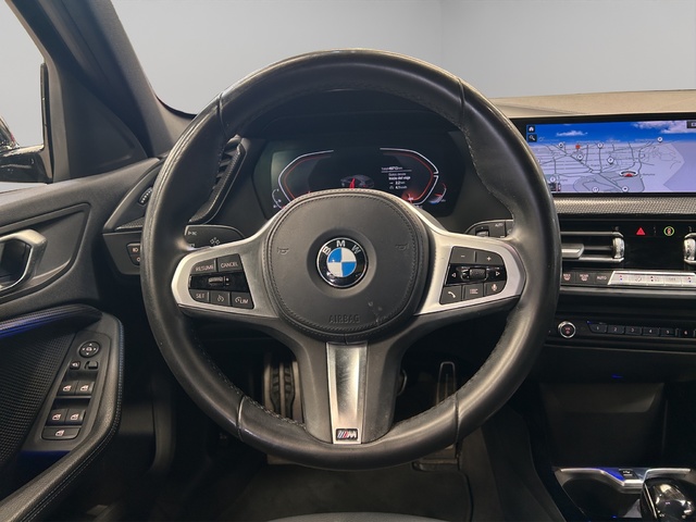 BMW Serie 1 118i color Negro. Año 2021. 103KW(140CV). Gasolina. En concesionario GANDIA Automoviles Fersan, S.A. de Valencia