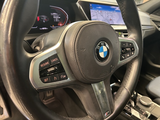BMW Serie 1 118i color Negro. Año 2021. 103KW(140CV). Gasolina. En concesionario GANDIA Automoviles Fersan, S.A. de Valencia