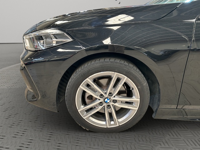 BMW Serie 1 118i color Negro. Año 2021. 103KW(140CV). Gasolina. En concesionario GANDIA Automoviles Fersan, S.A. de Valencia