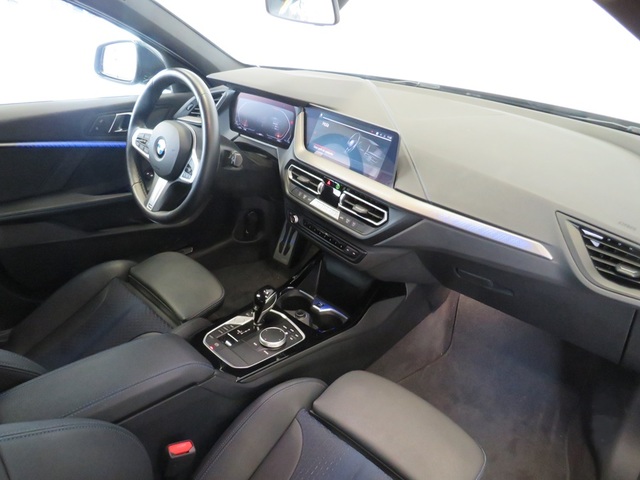 BMW Serie 1 118i color Negro. Año 2024. 103KW(140CV). Gasolina. En concesionario Lugauto S.A. de Lugo