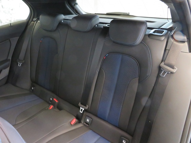 BMW Serie 1 118i color Negro. Año 2024. 103KW(140CV). Gasolina. En concesionario Lugauto S.A. de Lugo