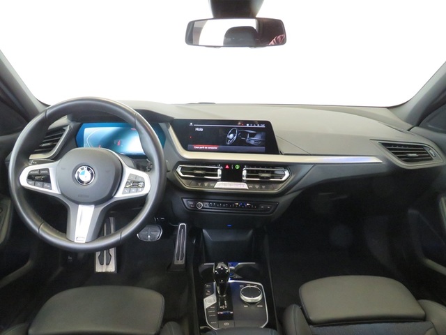 BMW Serie 1 118i color Negro. Año 2024. 103KW(140CV). Gasolina. En concesionario Lugauto S.A. de Lugo