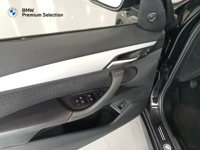 BMW X1 sDrive18d color Negro. Año 2019. 110KW(150CV). Diésel. En concesionario Mandel Motor Badajoz de Badajoz