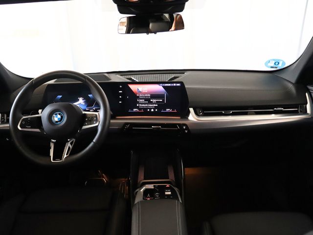 BMW iX2 eDrive20 color Blanco. Año 2024. 150KW(204CV). Eléctrico. En concesionario Pruna Motor, S.L de Barcelona