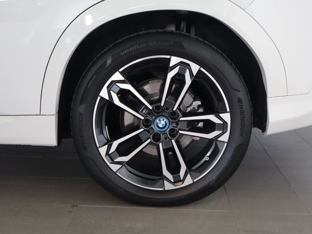 BMW iX2 eDrive20 color Blanco. Año 2024. 150KW(204CV). Eléctrico. En concesionario Pruna Motor, S.L de Barcelona