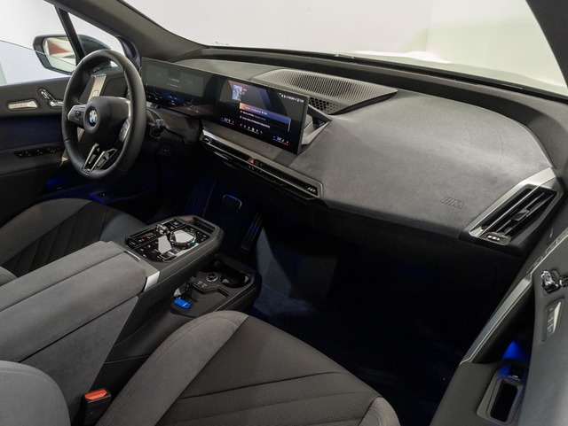 BMW iX xDrive45 color Gris. Año 2025. 300KW(408CV). Eléctrico. En concesionario Oliva Motor Girona de Girona