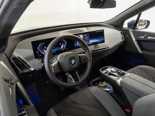BMW iX xDrive45 color Gris. Año 2025. 300KW(408CV). Eléctrico. En concesionario Oliva Motor Girona de Girona