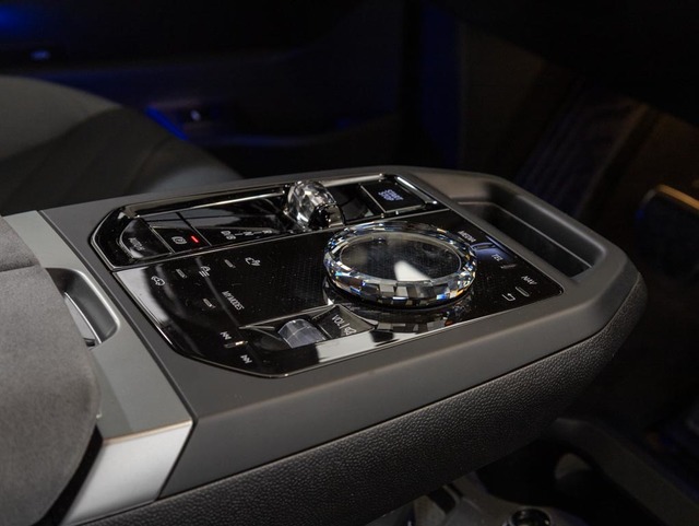 BMW iX xDrive45 color Gris. Año 2025. 300KW(408CV). Eléctrico. En concesionario Oliva Motor Girona de Girona