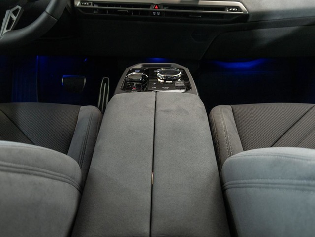 BMW iX xDrive45 color Gris. Año 2025. 300KW(408CV). Eléctrico. En concesionario Oliva Motor Girona de Girona